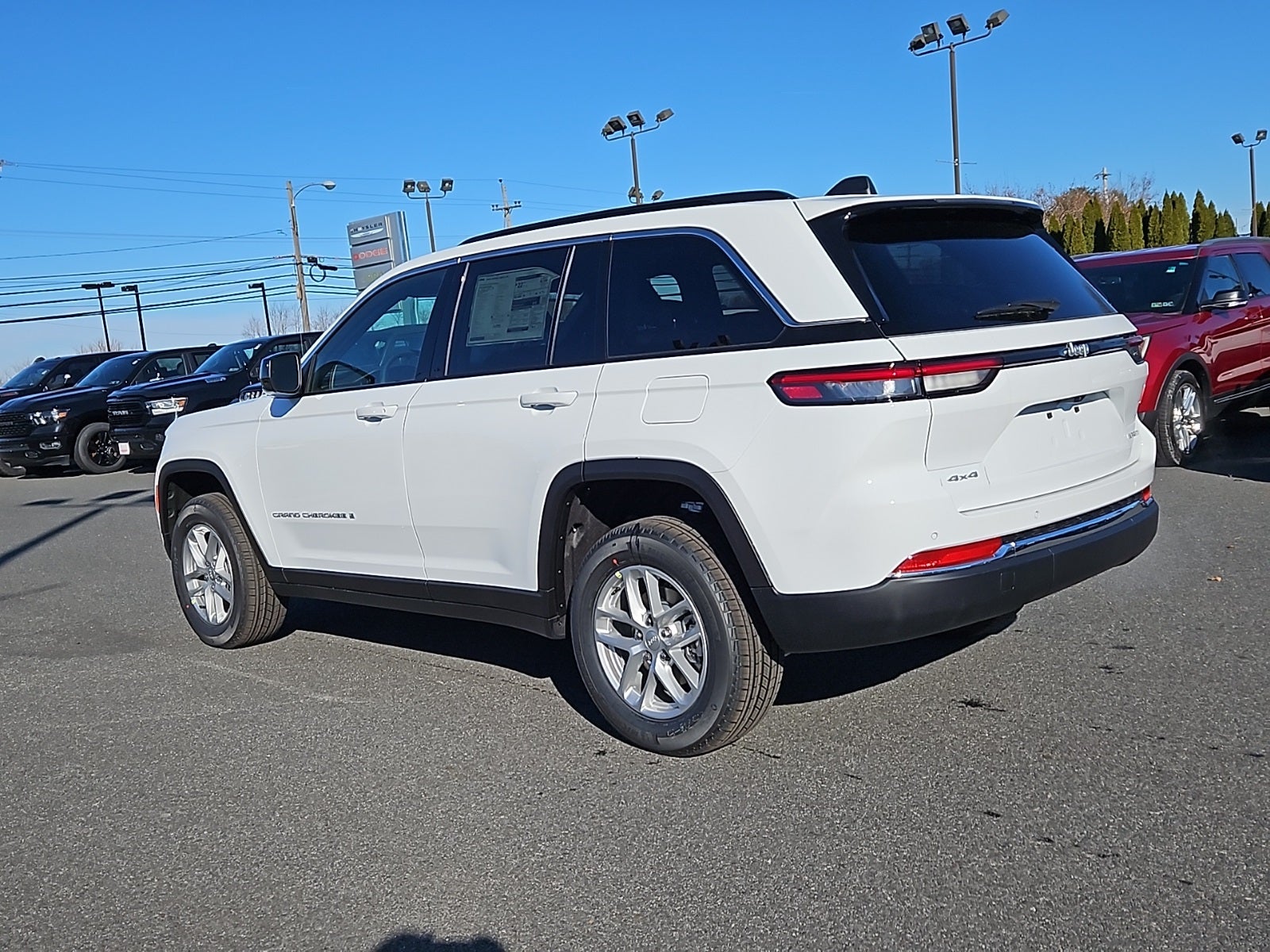 2025 Jeep Grand Cherokee GRAND CHEROKEE LAREDO X 4X4