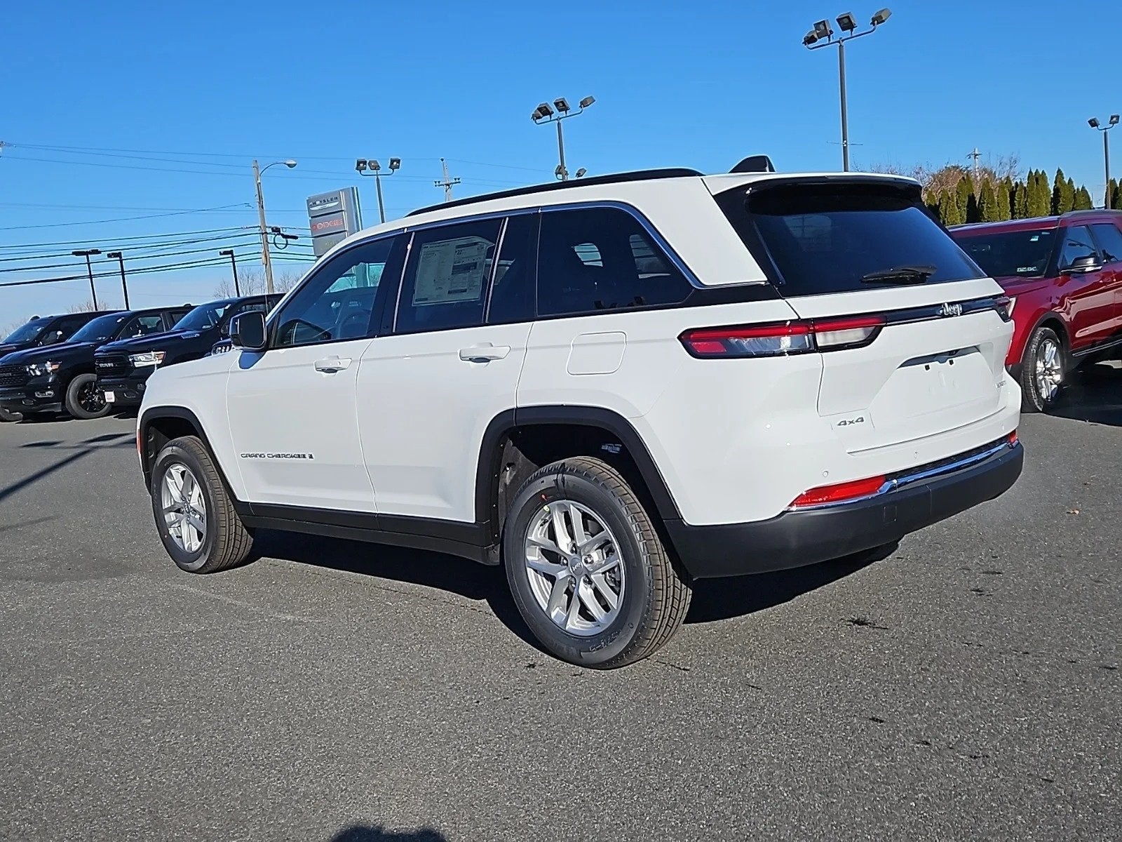 2025 Jeep Grand Cherokee GRAND CHEROKEE LAREDO X 4X4