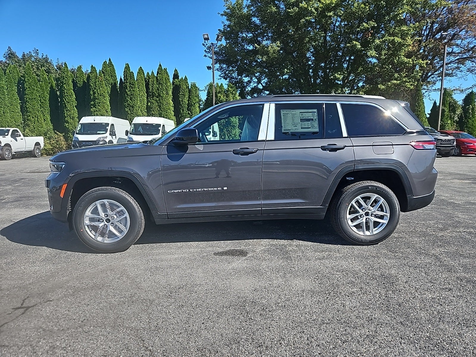 2025 Jeep Grand Cherokee GRAND CHEROKEE LAREDO X 4X4