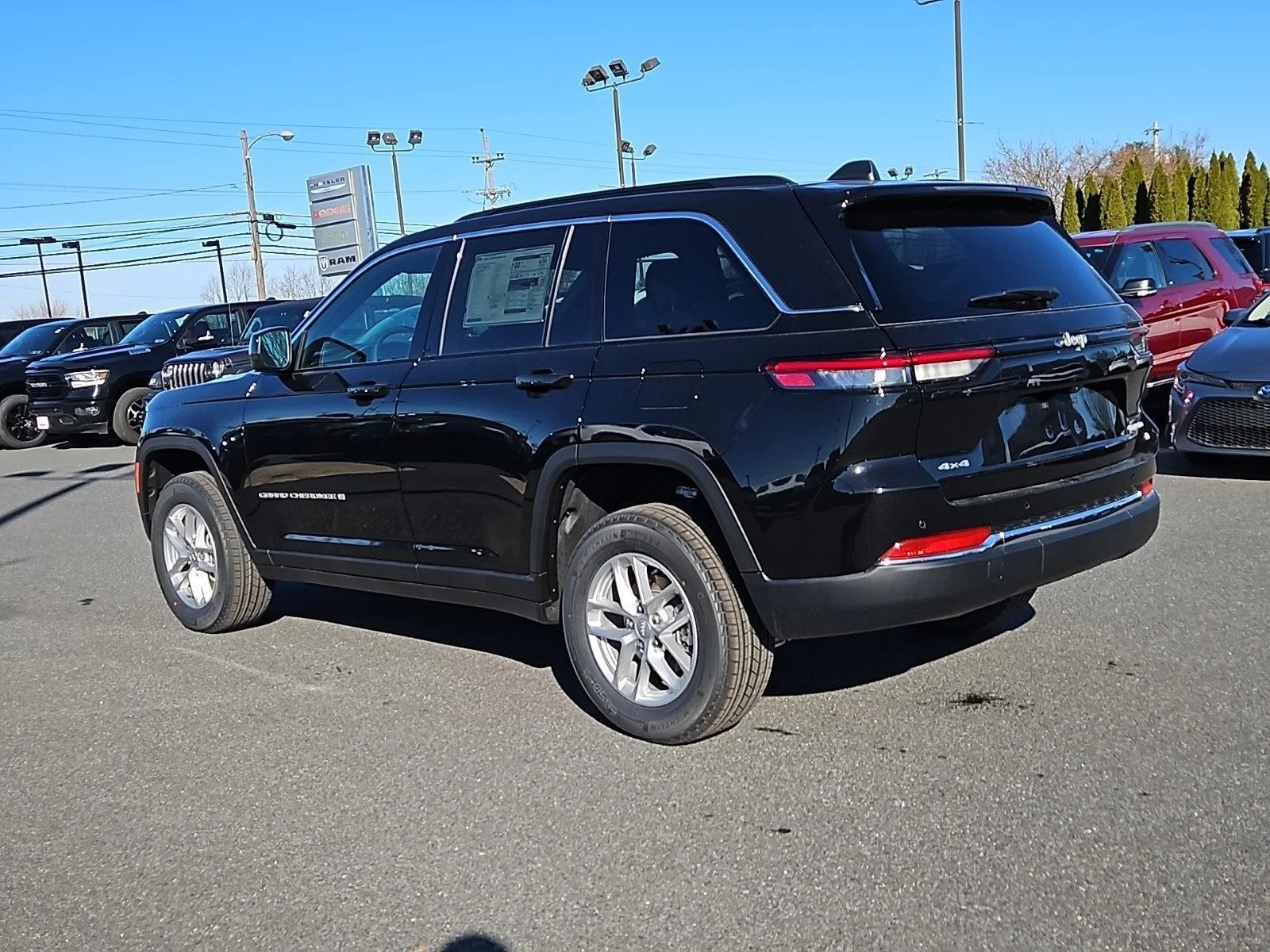 2025 Jeep Grand Cherokee GRAND CHEROKEE LAREDO X 4X4