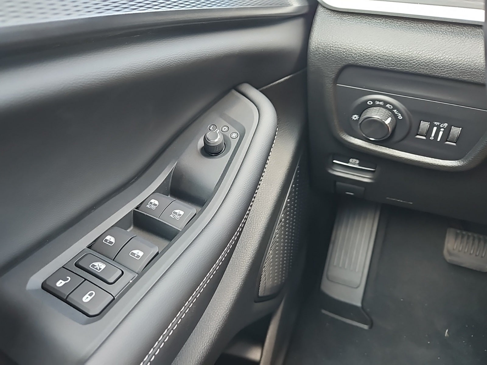 2025 Jeep Grand Cherokee GRAND CHEROKEE L LAREDO X 4X4