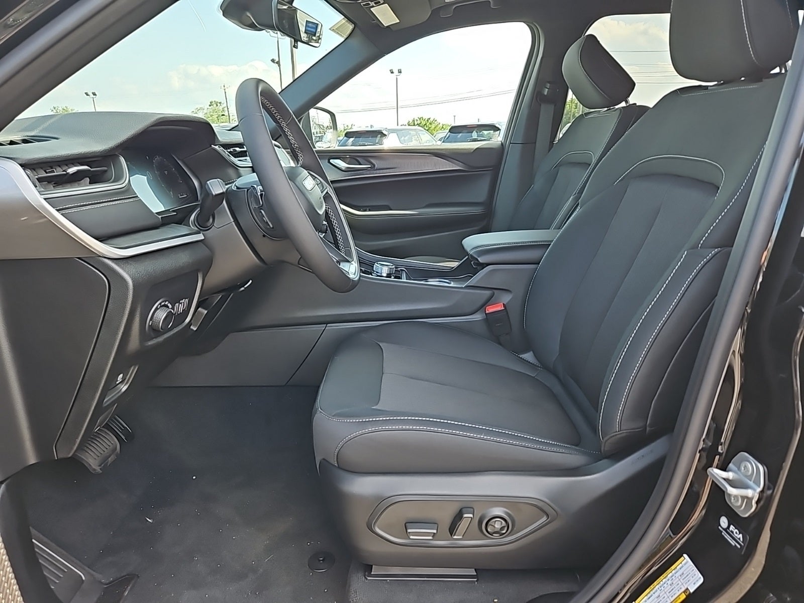 2025 Jeep Grand Cherokee GRAND CHEROKEE L LAREDO X 4X4