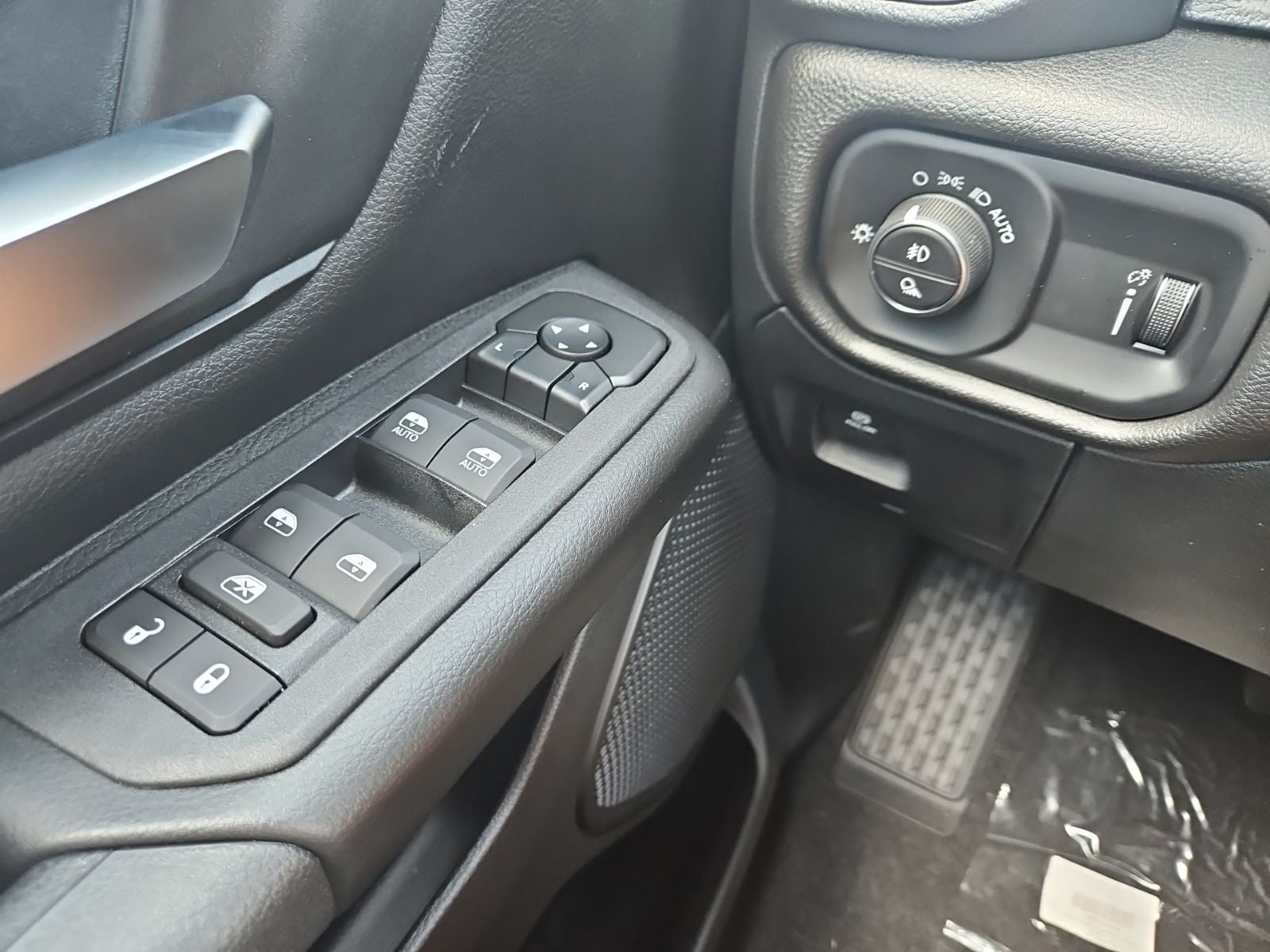 2026 RAM 1500 RAM 1500 EXPRESS CREW CAB 4X4 5'7' BOX