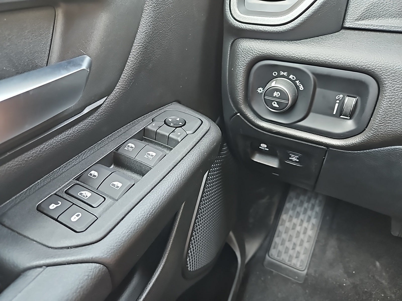 2025 RAM Ram 1500 RAM 1500 TRADESMAN CREW CAB 4X4 5'7' BOX