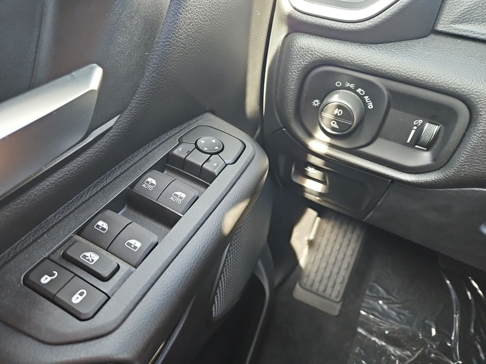 2026 RAM 1500 RAM 1500 EXPRESS CREW CAB 4X4 5'7' BOX