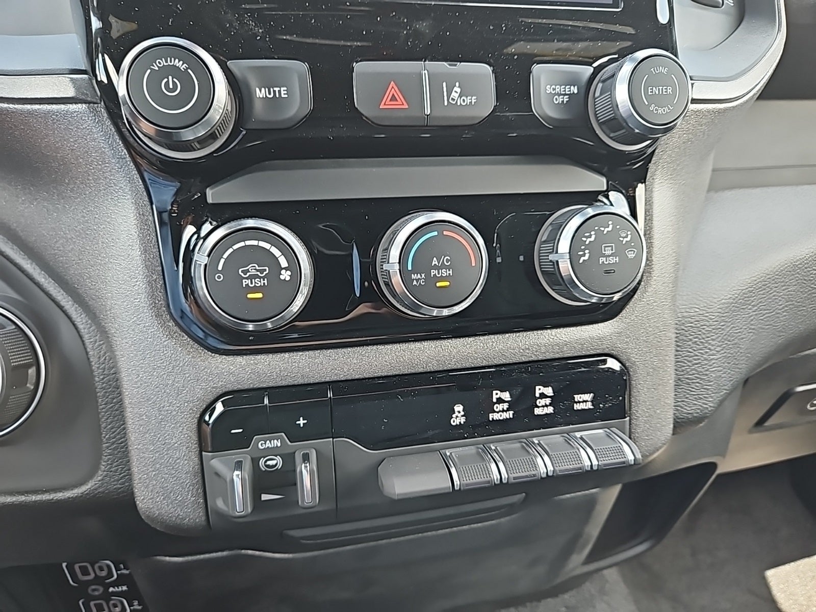 2025 RAM Ram 1500 RAM 1500 TRADESMAN CREW CAB 4X4 5'7' BOX