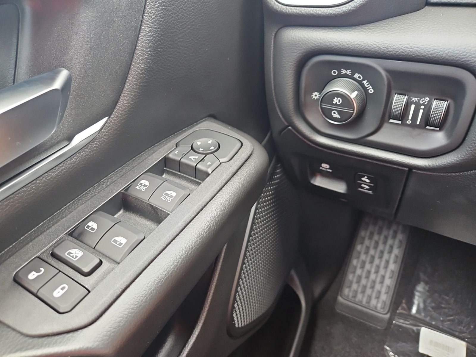 2026 RAM 1500 RAM 1500 LONE STAR CREW CAB 4X4 5'7' BOX