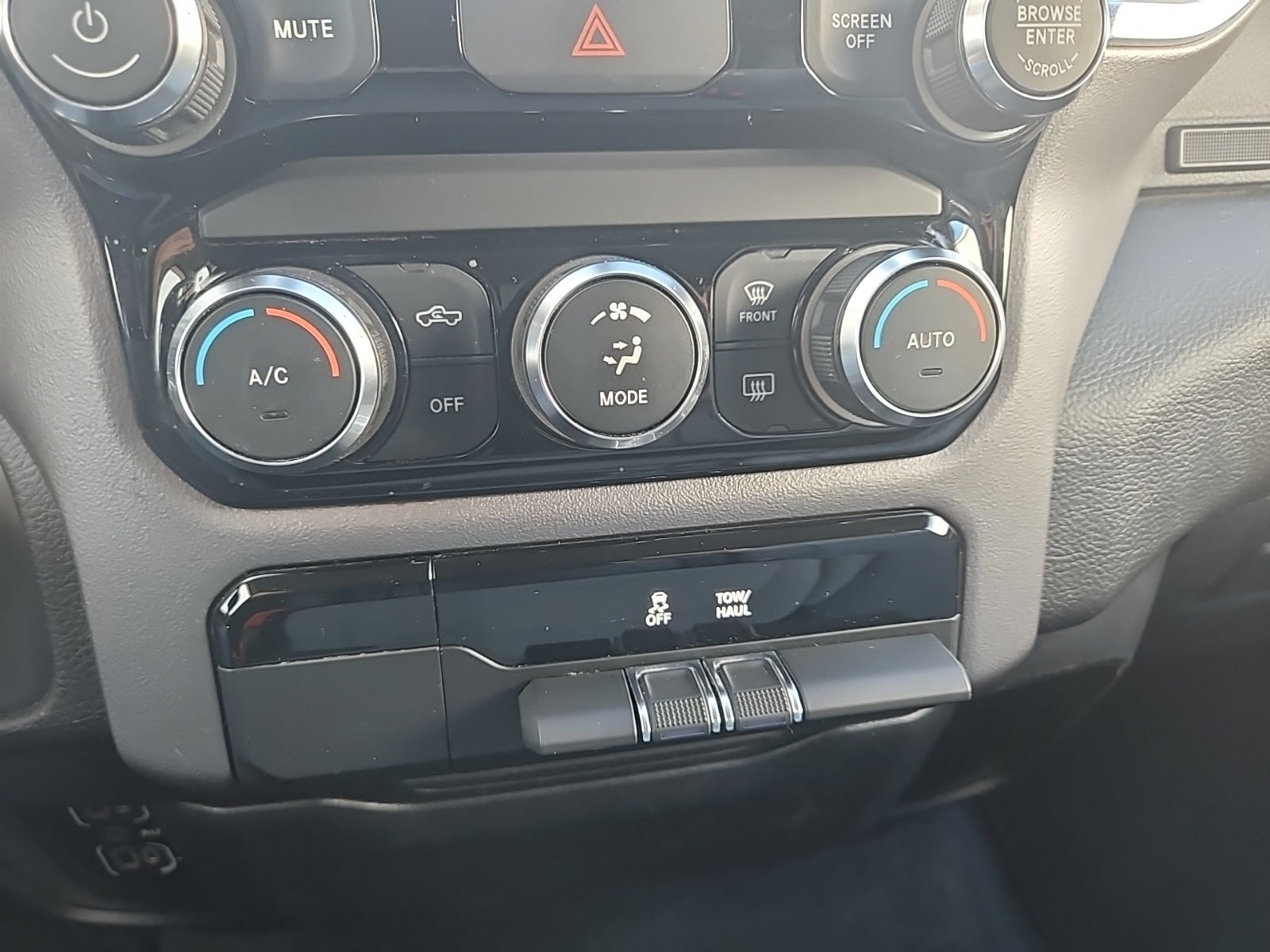 2020 RAM 1500 Big Horn Crew Cab 4x4 5'7' Box