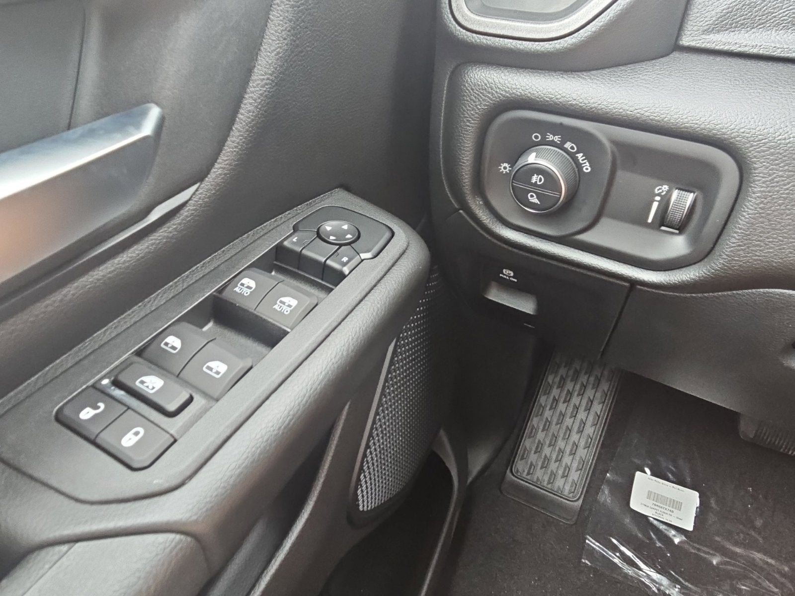 2027 RAM Ram 1500 RAM 1500 WARLOCK CREW CAB 4X4 5'7' BOX
