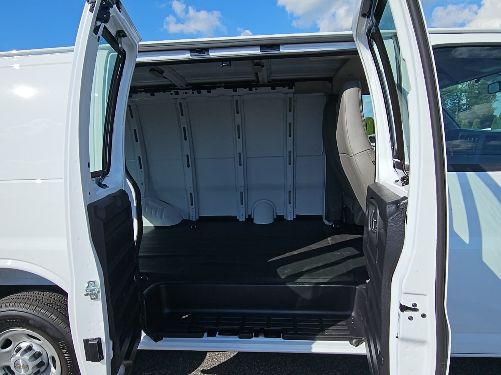 2025 Chevrolet Express Cargo RWD 2500 Regular Wheelbase WT