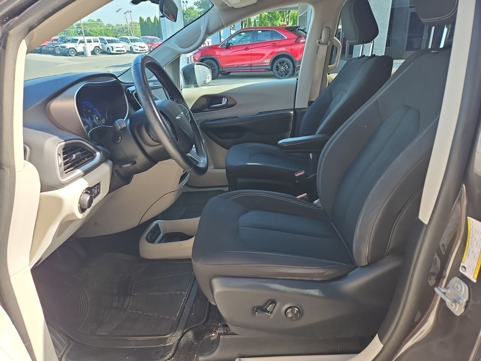 2020 Chrysler Voyager LX