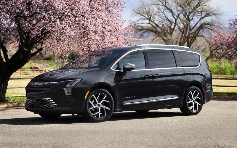 2027chryslerpacifica-exterior-03
